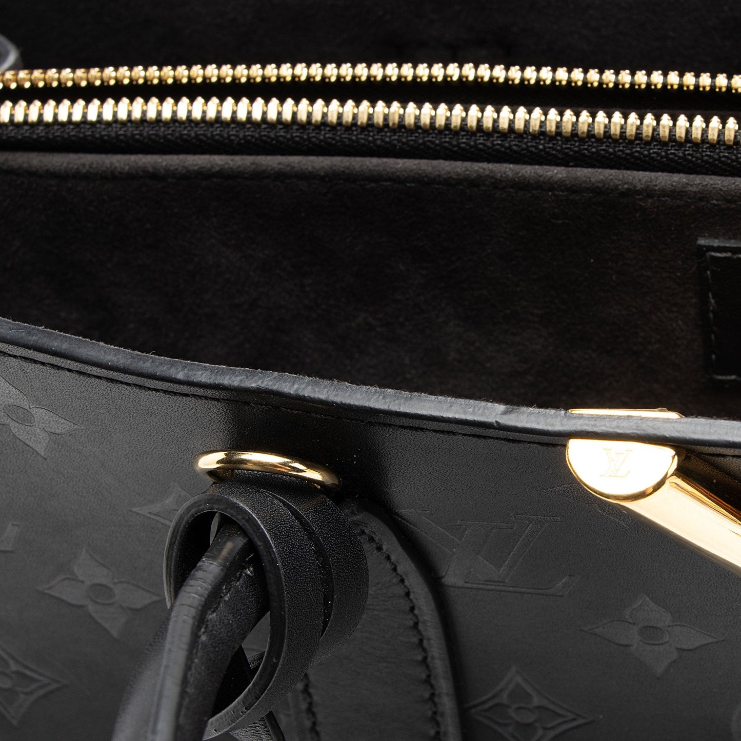 Louis Vuitton Cuir Plume Very GM Tote (SHF-Qik14X)