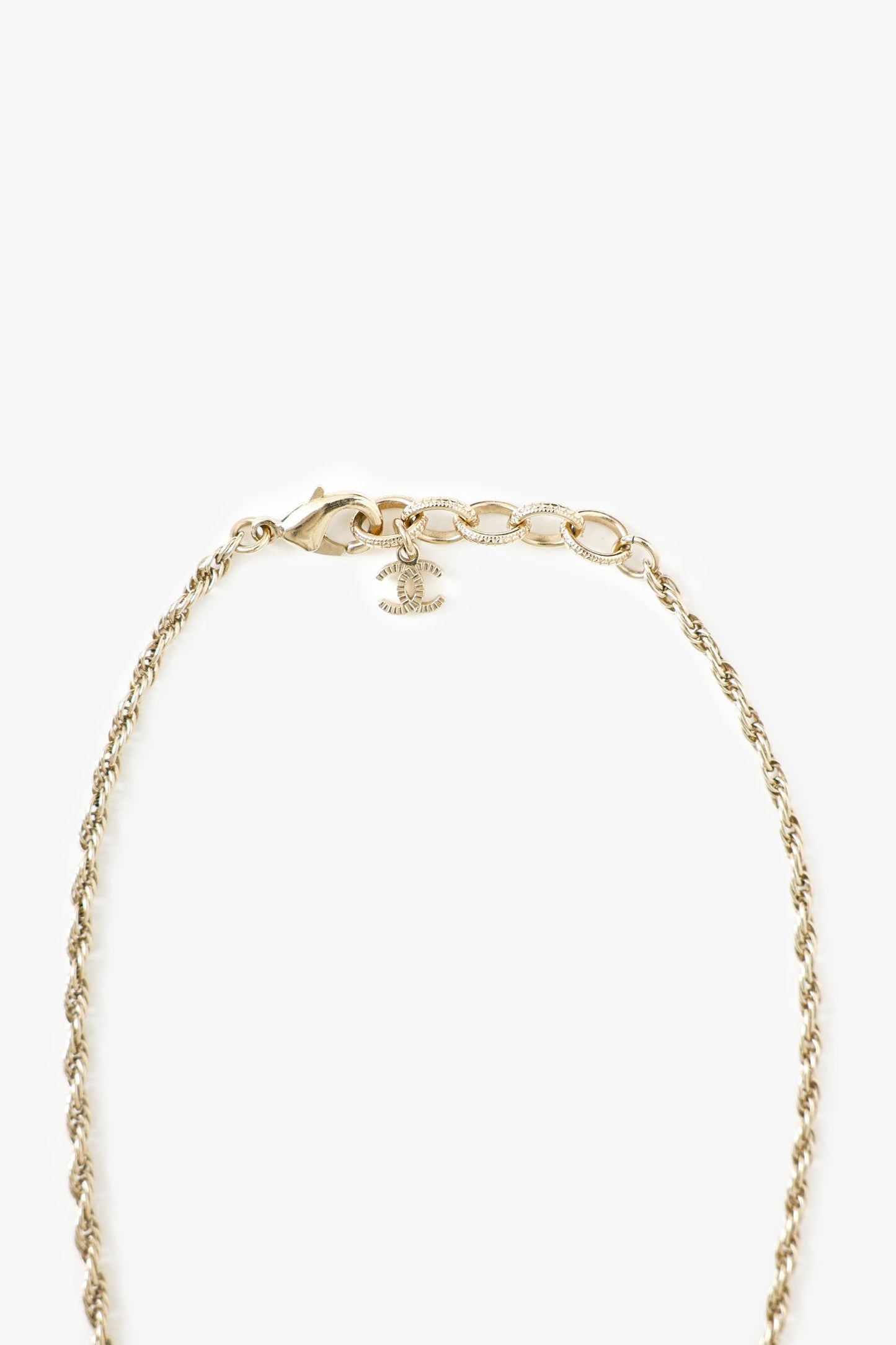 Pre-Loved Chanel™ 17A Pearl CC Round Pendant Necklace