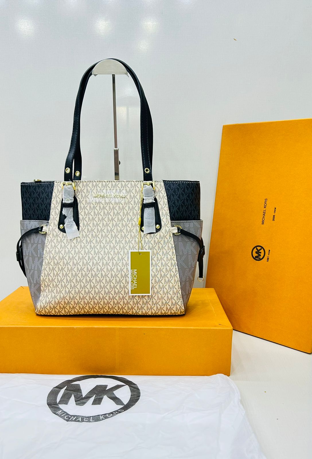 M-I-C-H-A-E-L K-O-R-S Women Bag β AAA Master Quality Edition (Black/Grey/White)