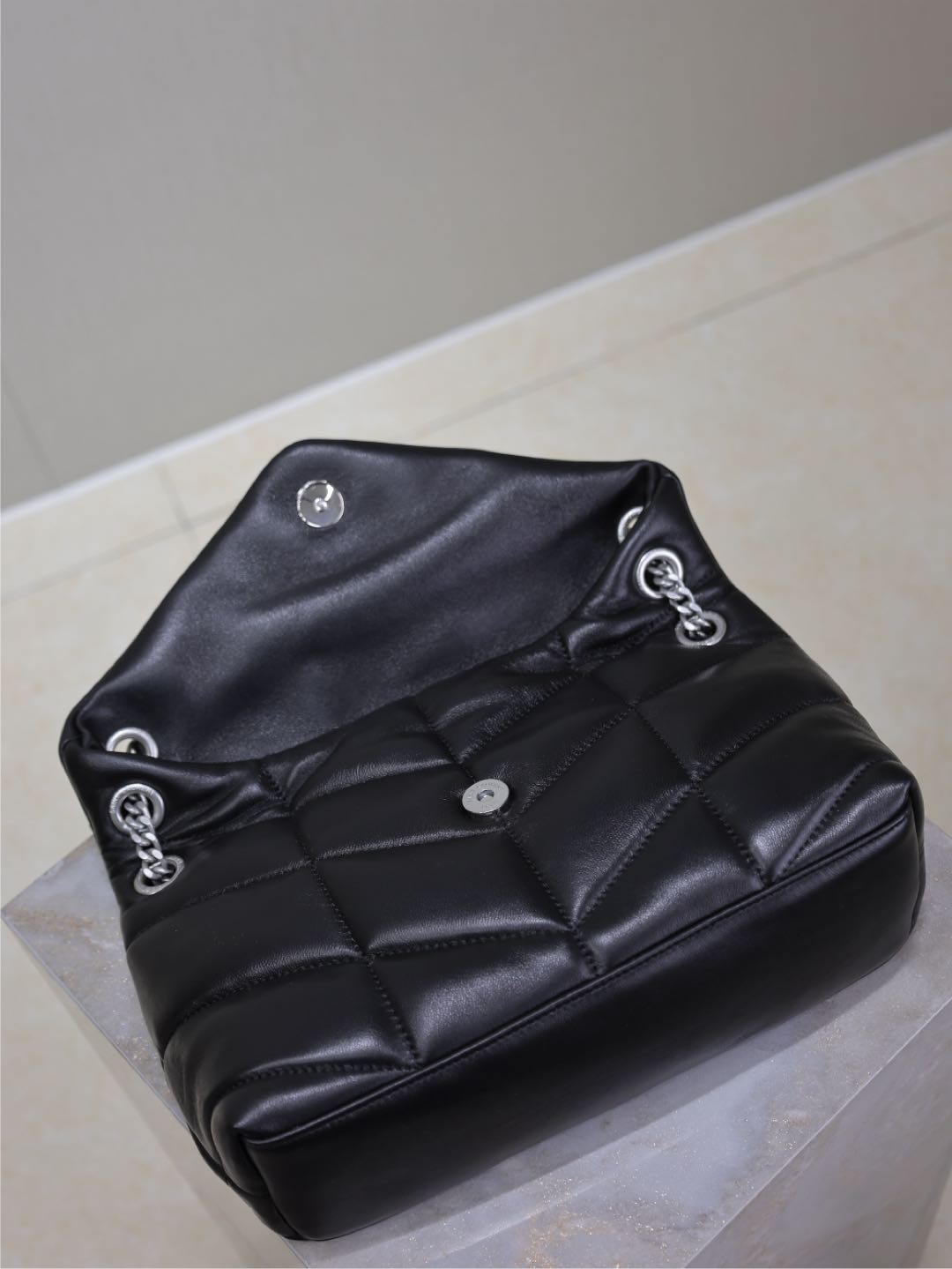 YSL 25S LOULOU PUFFER MM 29 IN BLACK CALFSKIN SILVER HARDWARE