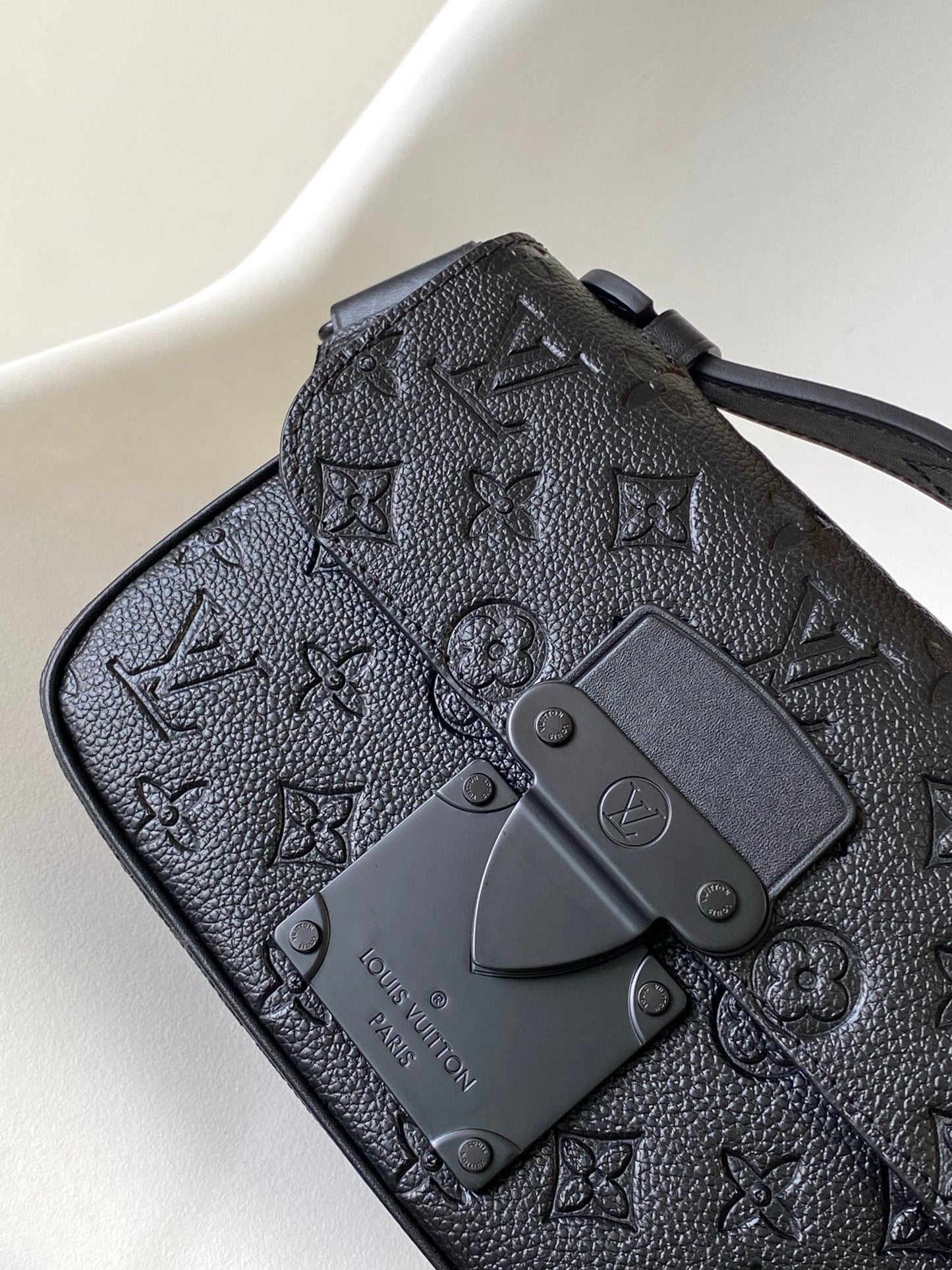 LV 25S S LOCK MESSENGER BAG 21 IN BLACK FULL EMBOSSED TAURILLON CALFSKIN