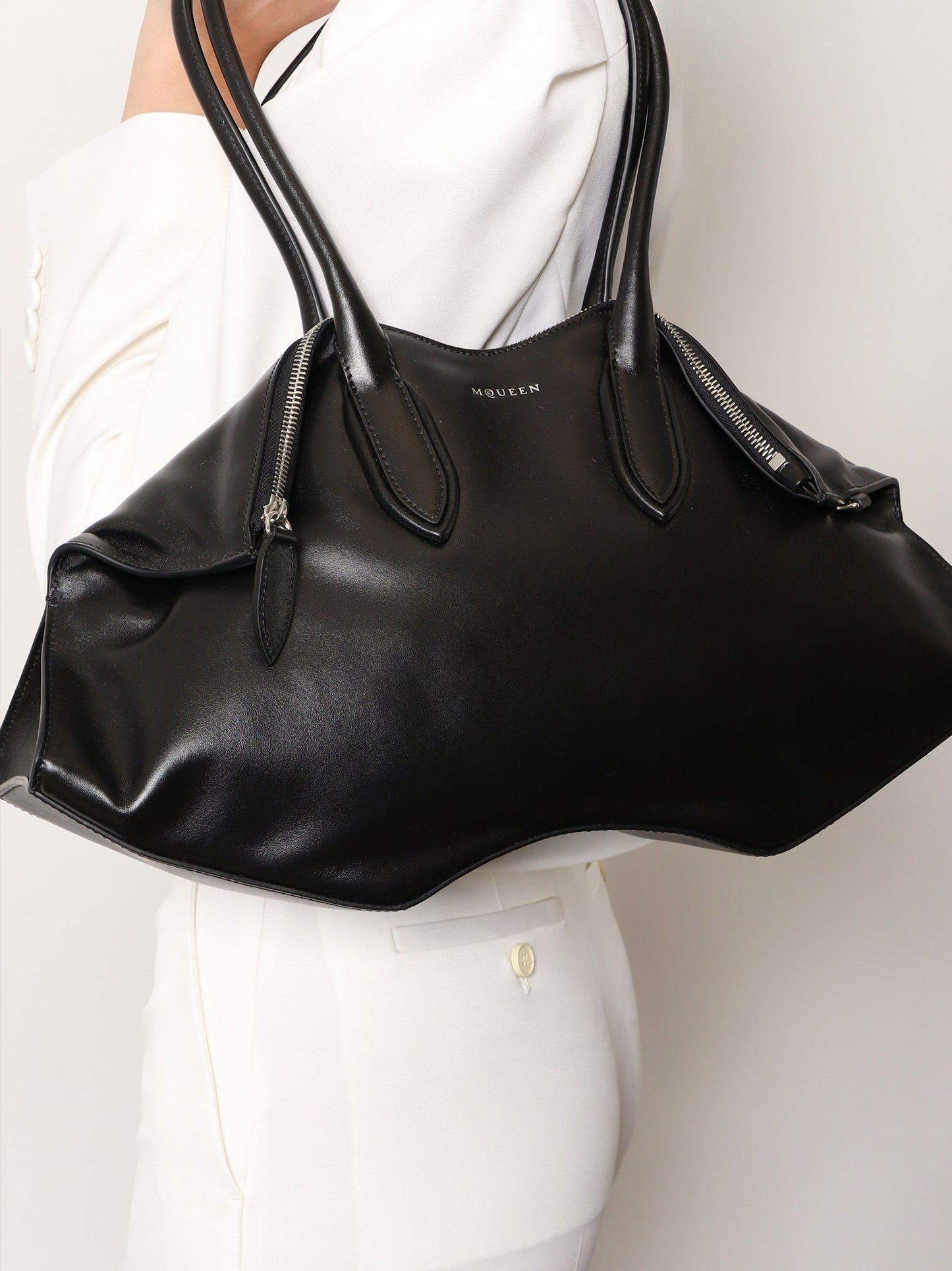 Manta leather shoulder bag