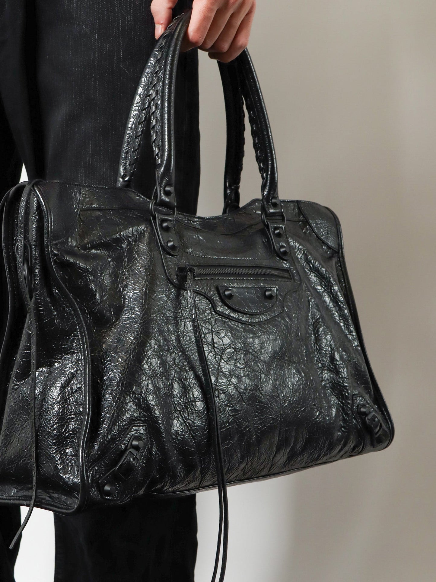 Le City Bag L leather shoulder strap with metal details