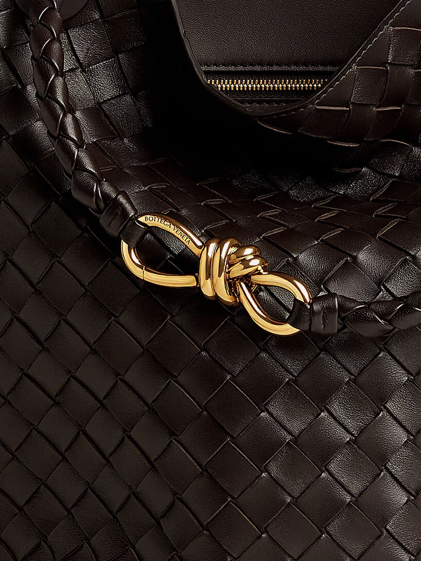 Andiamo Bucket leather crossbody bag with Intrecciato Pattern