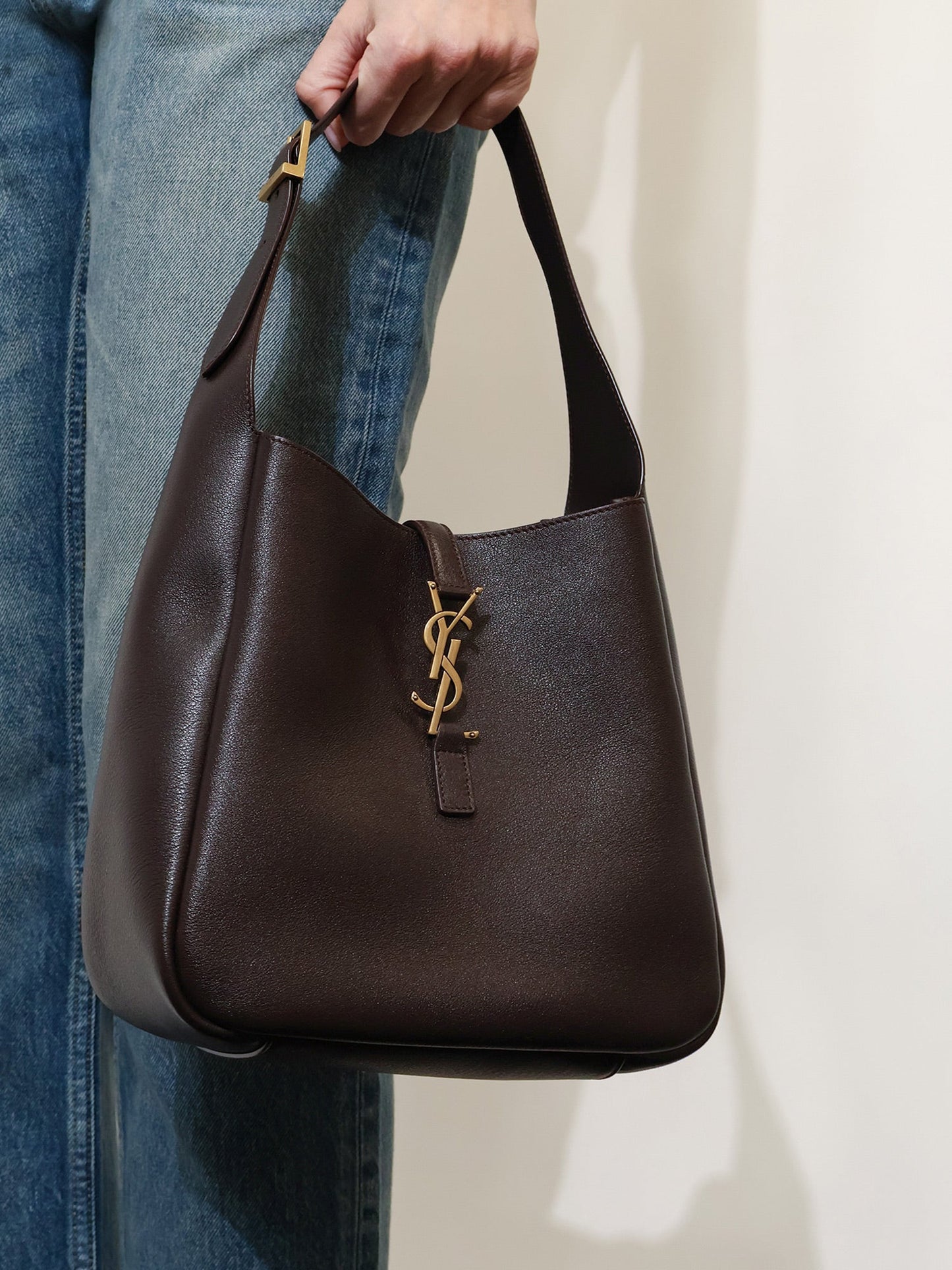 Le 5 à 7 leather shoulder bag