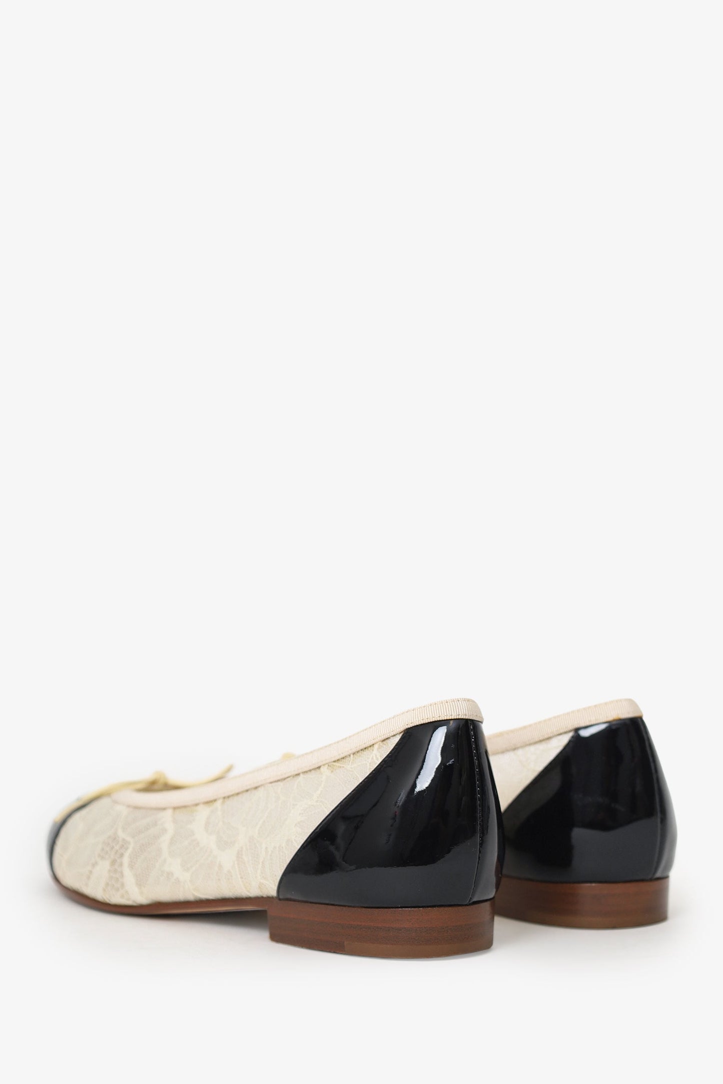 Pre-Loved Chanel™ White/Black Lace CC Cap Toe Ballet Flats Size 36