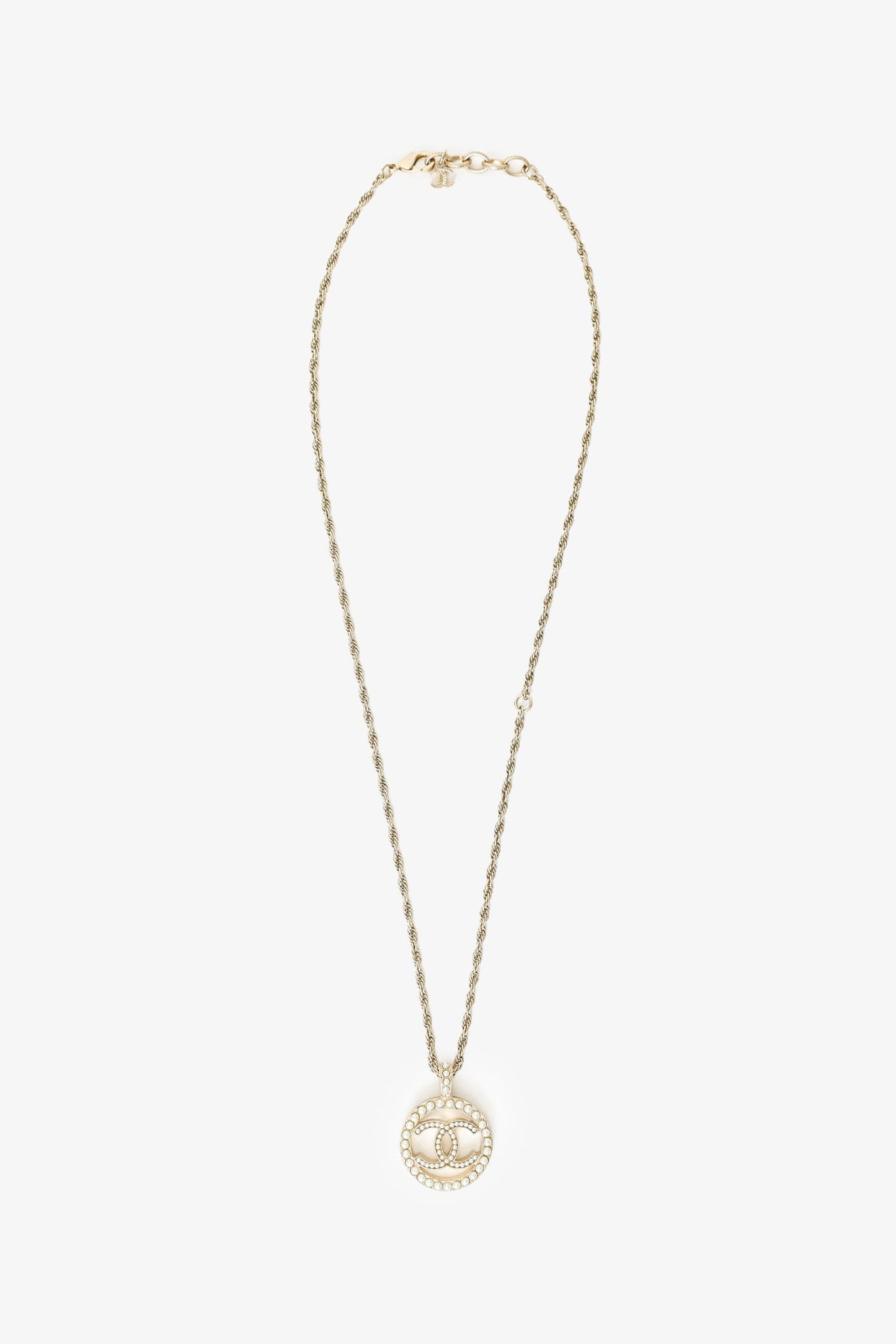 Pre-Loved Chanel™ 17A Pearl CC Round Pendant Necklace