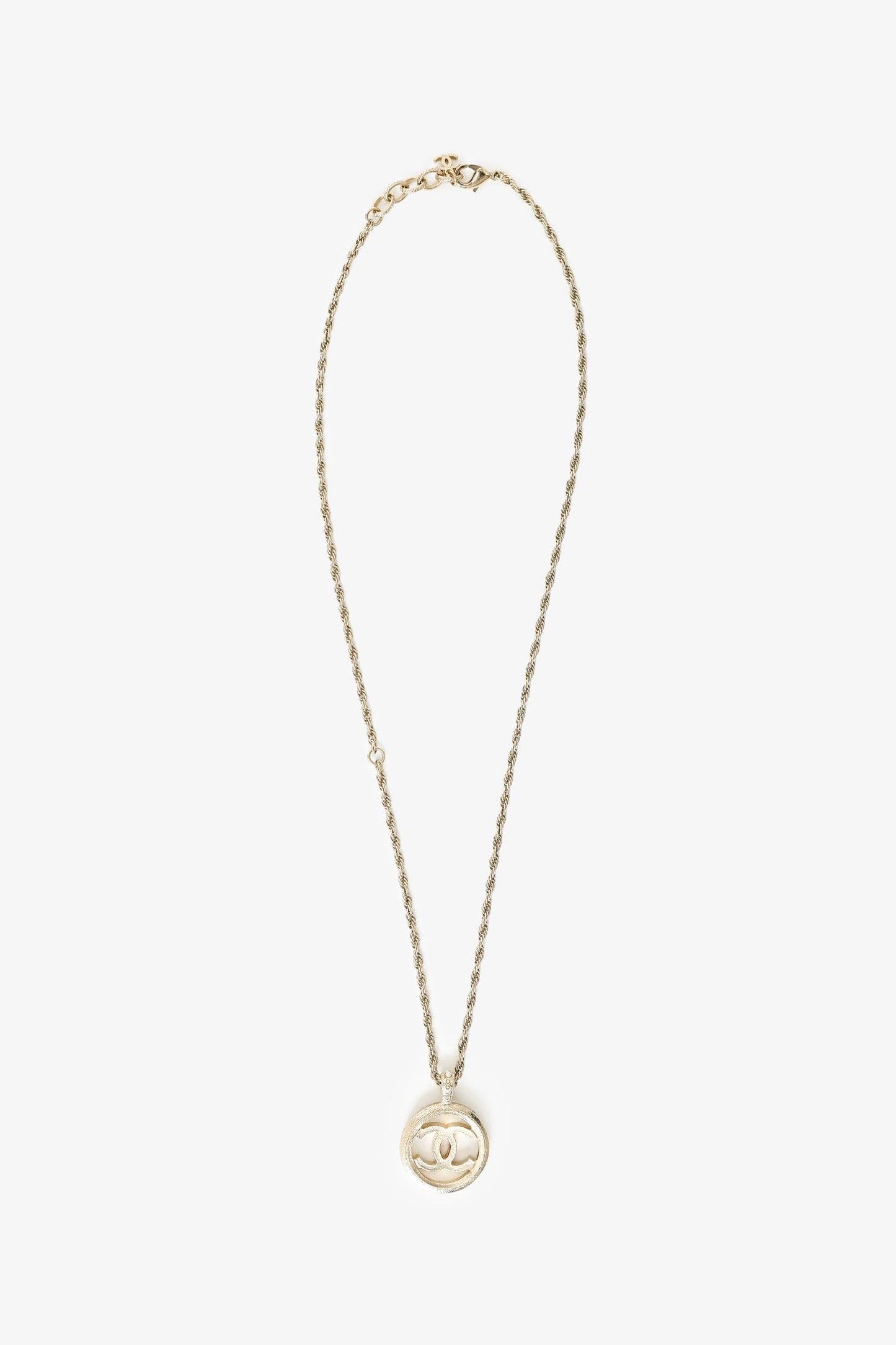 Pre-Loved Chanel™ 17A Pearl CC Round Pendant Necklace