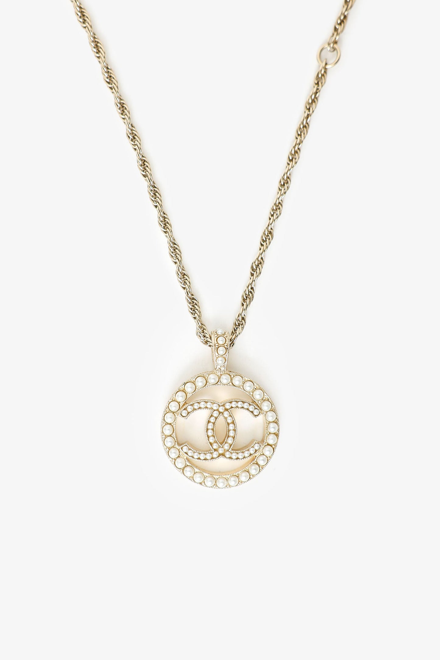 Pre-Loved Chanel™ 17A Pearl CC Round Pendant Necklace