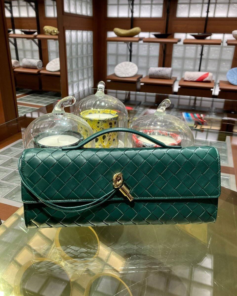 Bottega Veneta Andiamo Clutch Bag – 31cm (Green)